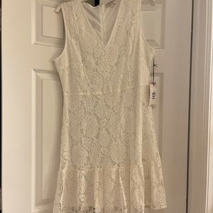 White sleeveless lace dress